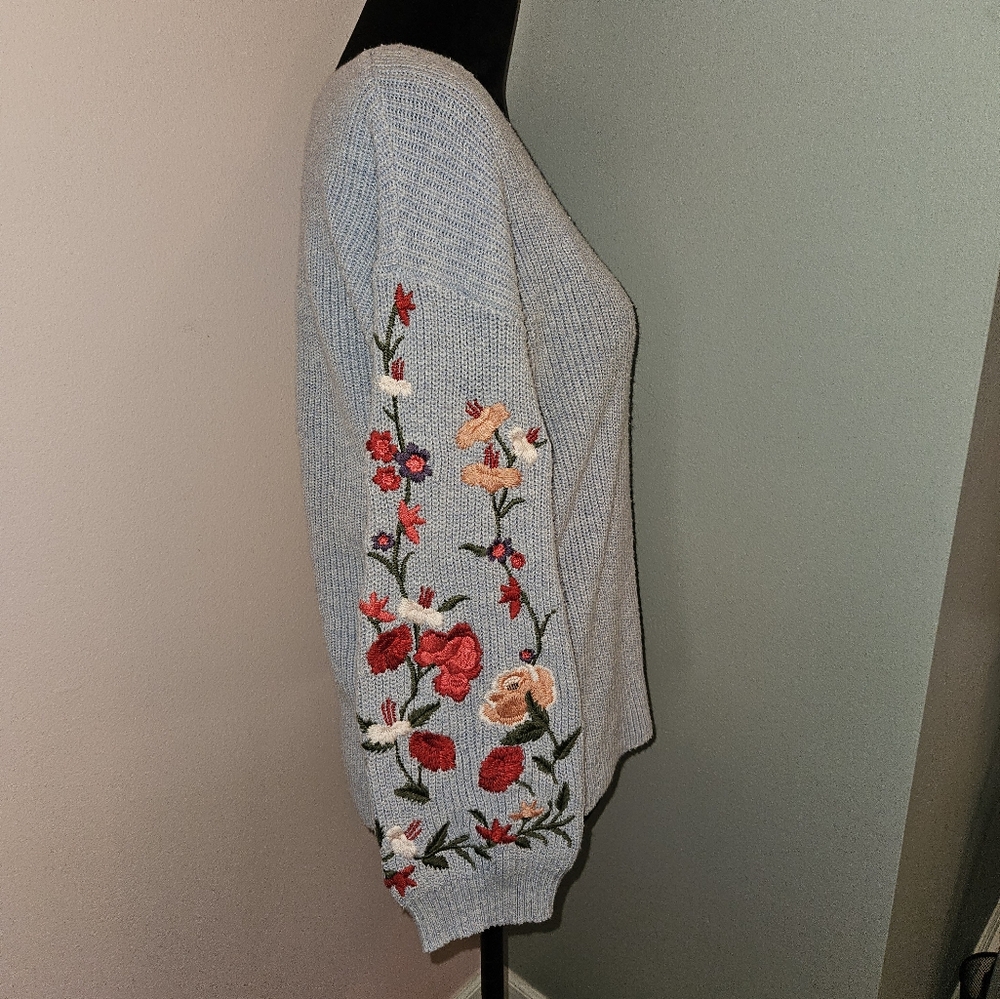 American Eagle Blue Floral Embroidered Sweater - Size Small🌹 - Picture 4 of 9